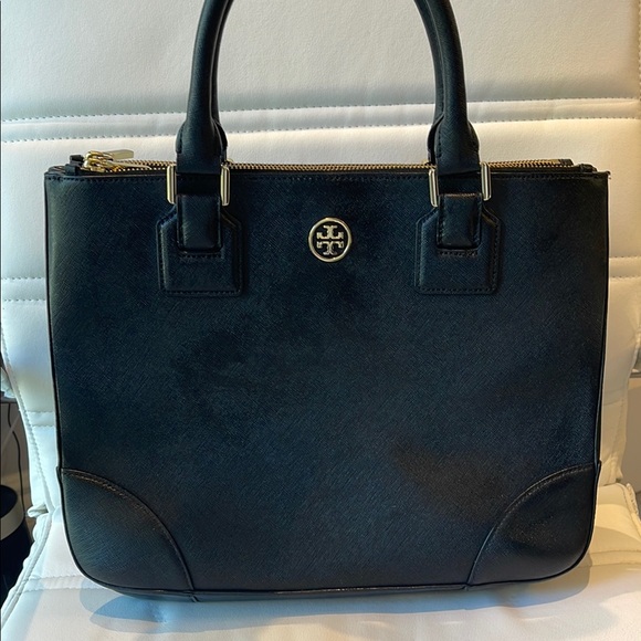 Gorgeous Tory Burch Robinson Tote in Black - Picture 2 of 10